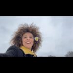 Masih Alinejad Instagram – وقتی که برف می بارد، وقتی که باران میبارد انگار به خانواده و خانهام نردیکترم….