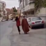 Masih Alinejad Instagram - . ویدویی که توسط یک وبسایت انگلیسی مخالف اسلام افراطی با اشاره به معترضان ایران منتشر شده است. در جریان انقلاب زن زندگی آزادی، عمامه پرانی یکی از روش‌های جوانان برای اعتراض به حکومت دینی و نمایندگان افراطی آن بود که بازتاب گسترده‌ای داشت. پیامی به جامعه بین‌المللی که مردم ایران نه خواهان حکومت اسلامی هستند و نه برای شریعتی که زنان را شلاق می‌زند و بر سرشان چادر اجبار می‌پوشد ارزشی قایل هستند. روش‌های مختلف اعتراضات مدنی را همچنان با بکارگرفتن خلاقیت‌های خود ادامه دهیم.