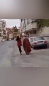 Masih Alinejad Instagram - . ویدویی که توسط یک وبسایت انگلیسی مخالف اسلام افراطی با اشاره به معترضان ایران منتشر شده است. در جریان انقلاب زن زندگی آزادی، عمامه پرانی یکی از روش‌های جوانان برای اعتراض به حکومت دینی و نمایندگان افراطی آن بود که بازتاب گسترده‌ای داشت. پیامی به جامعه بین‌المللی که مردم ایران نه خواهان حکومت اسلامی هستند و نه برای شریعتی که زنان را شلاق می‌زند و بر سرشان چادر اجبار می‌پوشد ارزشی قایل هستند. روش‌های مختلف اعتراضات مدنی را همچنان با بکارگرفتن خلاقیت‌های خود ادامه دهیم.