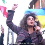 Masih Alinejad Instagram - در دومین سالگرد حمله نظامی روسیه به اوکراین هستیم. وقتی تعداد زیادی از شهروندان ایرانی و اوکراینی در اعتراض به تجاوز نظامی روسیه به اوکراین، در میدان تایمز نیویورک جمع شدند و علیه پوتین و حمله تجاوزکارانه‌اش به خاک اوکراین شعار دادند من هم از تفاوت ایران و جمهوری اسلامی گفتم و‌ ضرورت اتحاد علیه دیکتاتورها. آنجا خطاب به حاضران گفتم که من ایرانی هستم‌. کشوری که به خاطر رقص و شراب و شعر و موسیقی و‌ فرهنگ و‌ غذایش معروف بود. اما حالا به خاطر تروریست‌های حاکم بر این سرزمین، نامش با ترور و بمب هسته‌ای و ارسال پهپاد انفجاری به اوکراین برای کشتار مردم این سرزمین، گره خورده است. آنجا گفتم خامنه‌ای و پوتین در جنایت و خونریزی برادر هم هستند پس ما نیز باید در برابر دیکتاتورهایی که با هم متحد هستند، همچون خواهران و برادران هم باشیم در مبارزه و دستان هم را بگیریم و متحد شویم. ما هیچ راهی به جز پیروزی نداریم و لازمه پیروزی همبستگی و اتحاد ماست.