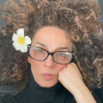 Masih Alinejad Instagram - گزارشی از پایان سفر ‏در کنفرانس مونیخ به همراه کوثر افتخاری دیدارهایی علنی و‌ خصوصی با رهبران و وزرای خارجه چند کشور داشتم از آنجا به فرانسه و انگلستان رفتم برای دیدارهای خصوصی که در مصاحبه‌هایم با چند رسانه‌ فرانسوی و ایران اینترنشنال به آن اشاره کردم. در حال بازگشت به نیویورک هستم و بیشتر اطلاع‌رسانی خواهم کرد. انقلاب در داخل ایران رخ می‌دهد و همانطور که بارها گفتم هرگز از موضع ضعف از غرب نمی‌خواهم که برای ما دموکراسی بیاورند و ما را نجات دهند، بلکه از آنها می‌خواهم در بزنگاهی که اکثریت ایرانیان خواستار یک حکومت سکولار دموکراسی هستند کشورهای غربی نباید جمهوری اسلامی را از براندازی نجات دهند. حمایت کشورهای غربی از مردم یک وظیفه است و ما باید مدام وظایف انسانی و حقوق‌بشری‌شان را به آنها یاد‌آوری و خواستار اقدام عملی علیه یک رژیم تروریست باشیم. ‏کمپین‌های حول مساله حجاب، تحریم ورزش جمهوری اسلامی و غیره همه کمپین‌هایی بود که در ارتباط با فعالان مدنی داخل ایران پیگیری میکردم. در صحبت‌های اخیر نیز به این مساله اشاره کردم که نیروی تغییر در ایران شجاعانه ایستاده‌اند، به بند زنان اوین و مقاومت خانواده‌های دا‌خواه و ادامه اعتراضات مردم اشاره کردم. اگر جامعه جهانی با هیچ گونه فشاری از طرف فعالان برانداز مواجه نباشد به میز مذاکره برخواهد گشت و اخبار ایران هم بیشتر از امروز از رسانه‌ها رخت خواهد بست و این یعنی کشتار بیشتر جمهوری اسلامی در ایران حین مذاکره با غرب. قاطعانه میخواهم غرب جنایت جمهوری اسلامی را به خاطر منافع خودش عادی‌سازی نکند، مذاکره نکند، معامله اقتصادی را تمام کند، در قوانین بین‌المللی آپارتاید جنسیتی جمهوری اسلامی را به رسمیت بشاند، سپاه را در لیست تروریستی قرار دهد و تا به این طریق جریان‌های اصلی تغییر که در ایران زیر فشار حکومت هستند، قدرت بیشتری بگیرند، حتی اگر مخالف من هستند، من به عنوان فعال خارج از کشور وظیفه خود میدانم عادی سازی سرکوب آنها در داخل ایران را با صدای بلندتری فریاد بزنم . ضمنا بعید می‌دانم خود مساله گذار از جمهوری اسلامی بدون دخالت نهایی غرب میسر باشد. در این باره باید کارشناسان بیشتری میز‌گرد بگذارند و توضیح بدهند روند عبور از جمهوری اسلامی که قرار است کمترین خونریزی در آن صورت بگیرد چطور باید باشد.
