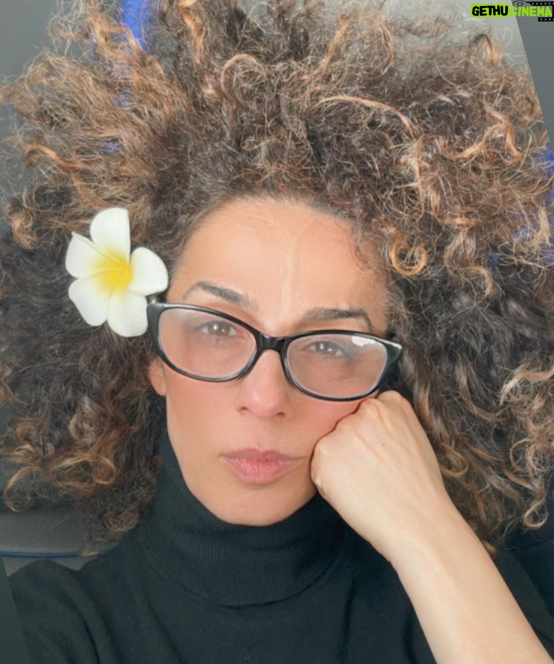 Masih Alinejad Instagram - گزارشی از پایان سفر در کنفرانس مونیخ به همراه کوثر افتخاری دیدارهایی علنی و خصوصی با رهبران و وزرای خارجه چند کشور داشتم از آنجا به فرانسه و انگلستان رفتم برای دیدارهای خصوصی که در مصاحبههایم با چند رسانه فرانسوی و ایران اینترنشنال به آن اشاره کردم. در حال بازگشت به نیویورک هستم و بیشتر اطلاعرسانی خواهم کرد. انقلاب در داخل ایران رخ میدهد و همانطور که بارها گفتم هرگز از موضع ضعف از غرب نمیخواهم که برای ما دموکراسی بیاورند و ما را نجات دهند، بلکه از آنها میخواهم در بزنگاهی که اکثریت ایرانیان خواستار یک حکومت سکولار دموکراسی هستند کشورهای غربی نباید جمهوری اسلامی را از براندازی نجات دهند. حمایت کشورهای غربی از مردم یک وظیفه است و ما باید مدام وظایف انسانی و حقوقبشریشان را به آنها یادآوری و خواستار اقدام عملی علیه یک رژیم تروریست باشیم. کمپینهای حول مساله حجاب، تحریم ورزش جمهوری اسلامی و غیره همه کمپینهایی بود که در ارتباط با فعالان مدنی داخل ایران پیگیری میکردم. در صحبتهای اخیر نیز به این مساله اشاره کردم که نیروی تغییر در ایران شجاعانه ایستادهاند، به بند زنان اوین و مقاومت خانوادههای داخواه و ادامه اعتراضات مردم اشاره کردم. اگر جامعه جهانی با هیچ گونه فشاری از طرف فعالان برانداز مواجه نباشد به میز مذاکره برخواهد گشت و اخبار ایران هم بیشتر از امروز از رسانهها رخت خواهد بست و این یعنی کشتار بیشتر جمهوری اسلامی در ایران حین مذاکره با غرب. قاطعانه میخواهم غرب جنایت جمهوری اسلامی را به خاطر منافع خودش عادیسازی نکند، مذاکره نکند، معامله اقتصادی را تمام کند، در قوانین بینالمللی آپارتاید جنسیتی جمهوری اسلامی را به رسمیت بشاند، سپاه را در لیست تروریستی قرار دهد و تا به این طریق جریانهای اصلی تغییر که در ایران زیر فشار حکومت هستند، قدرت بیشتری بگیرند، حتی اگر مخالف من هستند، من به عنوان فعال خارج از کشور وظیفه خود میدانم عادی سازی سرکوب آنها در داخل ایران را با صدای بلندتری فریاد بزنم . ضمنا بعید میدانم خود مساله گذار از جمهوری اسلامی بدون دخالت نهایی غرب میسر باشد. در این باره باید کارشناسان بیشتری میزگرد بگذارند و توضیح بدهند روند عبور از جمهوری اسلامی که قرار است کمترین خونریزی در آن صورت بگیرد چطور باید باشد.
