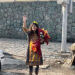 Masih Alinejad Instagram - . در کنفرانس مونیخ امسال نیز با تلاش بسیار موفق شدیم حضور نماینده جمهوری اسلامی را حذف کنیم و‌حامل این پیام باشیم که انقلاب ایران همچنان زنده است و اگر جهان به ثبات و امنیت فکر میکند باید به مردم ایران بپیوندد برای پایان دادن به جمهوری اسلامی. در این کنفرانس به من به عنوان عضوی از جامعه مدنی و حقوق بشری ایران فرصتی داده شده بود تا از مقاومت خودم بگویم. نام پنل «طغیان‌گران» بود. در این پنل برنده جایزه صلح نوبل در سال ۲۰۲۱ ماریا رسا، زين مار آونگ، وزیر امور خارجه گروه اپوزوسیون میانمار، سیلویا چیخانوس کایا، از رییس جمهور اپوزیسیون دموکراتیک بلاروس، سخن گفتیم. پنل توسط هیلاری کیلینتون مدیریت شد. در فرصتی که به در اختیارم قرار گرفت گفتم «می‌خواهم که صدای طغیان‌گران واقعی ایران باشم. من داستان‌های مقاومت شما را شنیدم و آمده‌ام بگویم که زنان ایرانی قربانی نیستند. قهرمانند. می‌خواهم داستان این قهرمانان را بگویم» کوثر افتخاری زن شجاعی که بینایی یکی از چشم‌هایش را در اعتراضات پس از قتل مهسا ژینا امینی از دست داد، همراه من در کنفرانس حضور داشت را صدا کردم. او فقط یکی از هزاران قربانی یک حکومت ظالم است از در دو پنل متفاوت از جایش بلند شد و جمعیت برای او با احترام دست زد. کوثر به رهبران و‌سیاستمداران در مونیخ گفت «من سند زنده تروریستی بودن سپاه پاسداران جمهوری اسلامی هستم، آمدم تا بگویم سپاهی که حتی نام ایران را با خود ندارد به زنان و مردان شلیک می‌کند، فقط به جرم اینکه آزادی و دموکراسی می‌خواهند» در سخنرانی‌ام اشاره کردم که قبل از رسیدن به کنفرانس مونیخ نامه‌ای دریافت کردم از سپیده قلیان، زنی که بی‌حجاب پس از آزادی جلوی زندان فریاد زد «خامنه‌ای ضحاک می‌کشیمت زیر خاک». سکوت سنگینی فضای پنل را گرفت. در نامه سپیده قلیان از زندان اوین به کنفرانس مونیخ به این تکه تاکید کردم «انقلاب‌ها فراز و فرود دارند، جهان باید از نهاد‌های دموکراتیک و مدنی ایران دفاع کند. به آمار اعدام‌ها در ایران نگاه کنید، این‌ها فقط عدد نیستند هر کدام آنها یک زندگی بودند. ما در حال سرکوب بیشتر هستیم چون در حال مقاومت بیشتر هستیم» به اعتصاب زندانیان زن چند وقت پیش دربند زنان اوین اشاره کردم و گفتم آنها اعتصاب غذا کردند که توجه جامعه جهانی را به اعدام‌ها جلب کنند. نام چهار زندانی زن از چهار نظر سیاسی متفاوت را بردم: «گلرخ ایرایی، نرگس محمدی، سپیده قلیان، محبوبه رضایی» در همین پنل عکس ژینا مهسا امینی را بالا بردم و گفتم او را می‌شناسید؟ ادامه در بخش نظرات ...