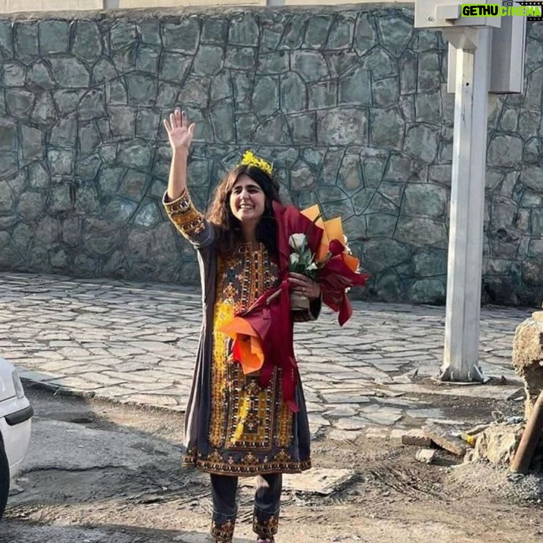 Masih Alinejad Instagram - . در کنفرانس مونیخ امسال نیز با تلاش بسیار موفق شدیم حضور نماینده جمهوری اسلامی را حذف کنیم وحامل این پیام باشیم که انقلاب ایران همچنان زنده است و اگر جهان به ثبات و امنیت فکر میکند باید به مردم ایران بپیوندد برای پایان دادن به جمهوری اسلامی. در این کنفرانس به من به عنوان عضوی از جامعه مدنی و حقوق بشری ایران فرصتی داده شده بود تا از مقاومت خودم بگویم. نام پنل «طغیانگران» بود. در این پنل برنده جایزه صلح نوبل در سال ۲۰۲۱ ماریا رسا، زين مار آونگ، وزیر امور خارجه گروه اپوزوسیون میانمار، سیلویا چیخانوس کایا، از رییس جمهور اپوزیسیون دموکراتیک بلاروس، سخن گفتیم. پنل توسط هیلاری کیلینتون مدیریت شد. در فرصتی که به در اختیارم قرار گرفت گفتم «میخواهم که صدای طغیانگران واقعی ایران باشم. من داستانهای مقاومت شما را شنیدم و آمدهام بگویم که زنان ایرانی قربانی نیستند. قهرمانند. میخواهم داستان این قهرمانان را بگویم» کوثر افتخاری زن شجاعی که بینایی یکی از چشمهایش را در اعتراضات پس از قتل مهسا ژینا امینی از دست داد، همراه من در کنفرانس حضور داشت را صدا کردم. او فقط یکی از هزاران قربانی یک حکومت ظالم است از در دو پنل متفاوت از جایش بلند شد و جمعیت برای او با احترام دست زد. کوثر به رهبران وسیاستمداران در مونیخ گفت «من سند زنده تروریستی بودن سپاه پاسداران جمهوری اسلامی هستم، آمدم تا بگویم سپاهی که حتی نام ایران را با خود ندارد به زنان و مردان شلیک میکند، فقط به جرم اینکه آزادی و دموکراسی میخواهند» در سخنرانیام اشاره کردم که قبل از رسیدن به کنفرانس مونیخ نامهای دریافت کردم از سپیده قلیان، زنی که بیحجاب پس از آزادی جلوی زندان فریاد زد «خامنهای ضحاک میکشیمت زیر خاک». سکوت سنگینی فضای پنل را گرفت. در نامه سپیده قلیان از زندان اوین به کنفرانس مونیخ به این تکه تاکید کردم «انقلابها فراز و فرود دارند، جهان باید از نهادهای دموکراتیک و مدنی ایران دفاع کند. به آمار اعدامها در ایران نگاه کنید، اینها فقط عدد نیستند هر کدام آنها یک زندگی بودند. ما در حال سرکوب بیشتر هستیم چون در حال مقاومت بیشتر هستیم» به اعتصاب زندانیان زن چند وقت پیش دربند زنان اوین اشاره کردم و گفتم آنها اعتصاب غذا کردند که توجه جامعه جهانی را به اعدامها جلب کنند. نام چهار زندانی زن از چهار نظر سیاسی متفاوت را بردم: «گلرخ ایرایی، نرگس محمدی، سپیده قلیان، محبوبه رضایی» در همین پنل عکس ژینا مهسا امینی را بالا بردم و گفتم او را میشناسید؟ ادامه در بخش نظرات ...