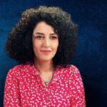 Masih Alinejad Instagram - . در کنفرانس مونیخ امسال نیز با تلاش بسیار موفق شدیم حضور نماینده جمهوری اسلامی را حذف کنیم و‌حامل این پیام باشیم که انقلاب ایران همچنان زنده است و اگر جهان به ثبات و امنیت فکر میکند باید به مردم ایران بپیوندد برای پایان دادن به جمهوری اسلامی. در این کنفرانس به من به عنوان عضوی از جامعه مدنی و حقوق بشری ایران فرصتی داده شده بود تا از مقاومت خودم بگویم. نام پنل «طغیان‌گران» بود. در این پنل برنده جایزه صلح نوبل در سال ۲۰۲۱ ماریا رسا، زين مار آونگ، وزیر امور خارجه گروه اپوزوسیون میانمار، سیلویا چیخانوس کایا، از رییس جمهور اپوزیسیون دموکراتیک بلاروس، سخن گفتیم. پنل توسط هیلاری کیلینتون مدیریت شد. در فرصتی که به در اختیارم قرار گرفت گفتم «می‌خواهم که صدای طغیان‌گران واقعی ایران باشم. من داستان‌های مقاومت شما را شنیدم و آمده‌ام بگویم که زنان ایرانی قربانی نیستند. قهرمانند. می‌خواهم داستان این قهرمانان را بگویم» کوثر افتخاری زن شجاعی که بینایی یکی از چشم‌هایش را در اعتراضات پس از قتل مهسا ژینا امینی از دست داد، همراه من در کنفرانس حضور داشت را صدا کردم. او فقط یکی از هزاران قربانی یک حکومت ظالم است از در دو پنل متفاوت از جایش بلند شد و جمعیت برای او با احترام دست زد. کوثر به رهبران و‌سیاستمداران در مونیخ گفت «من سند زنده تروریستی بودن سپاه پاسداران جمهوری اسلامی هستم، آمدم تا بگویم سپاهی که حتی نام ایران را با خود ندارد به زنان و مردان شلیک می‌کند، فقط به جرم اینکه آزادی و دموکراسی می‌خواهند» در سخنرانی‌ام اشاره کردم که قبل از رسیدن به کنفرانس مونیخ نامه‌ای دریافت کردم از سپیده قلیان، زنی که بی‌حجاب پس از آزادی جلوی زندان فریاد زد «خامنه‌ای ضحاک می‌کشیمت زیر خاک». سکوت سنگینی فضای پنل را گرفت. در نامه سپیده قلیان از زندان اوین به کنفرانس مونیخ به این تکه تاکید کردم «انقلاب‌ها فراز و فرود دارند، جهان باید از نهاد‌های دموکراتیک و مدنی ایران دفاع کند. به آمار اعدام‌ها در ایران نگاه کنید، این‌ها فقط عدد نیستند هر کدام آنها یک زندگی بودند. ما در حال سرکوب بیشتر هستیم چون در حال مقاومت بیشتر هستیم» به اعتصاب زندانیان زن چند وقت پیش دربند زنان اوین اشاره کردم و گفتم آنها اعتصاب غذا کردند که توجه جامعه جهانی را به اعدام‌ها جلب کنند. نام چهار زندانی زن از چهار نظر سیاسی متفاوت را بردم: «گلرخ ایرایی، نرگس محمدی، سپیده قلیان، محبوبه رضایی» در همین پنل عکس ژینا مهسا امینی را بالا بردم و گفتم او را می‌شناسید؟ ادامه در بخش نظرات ...