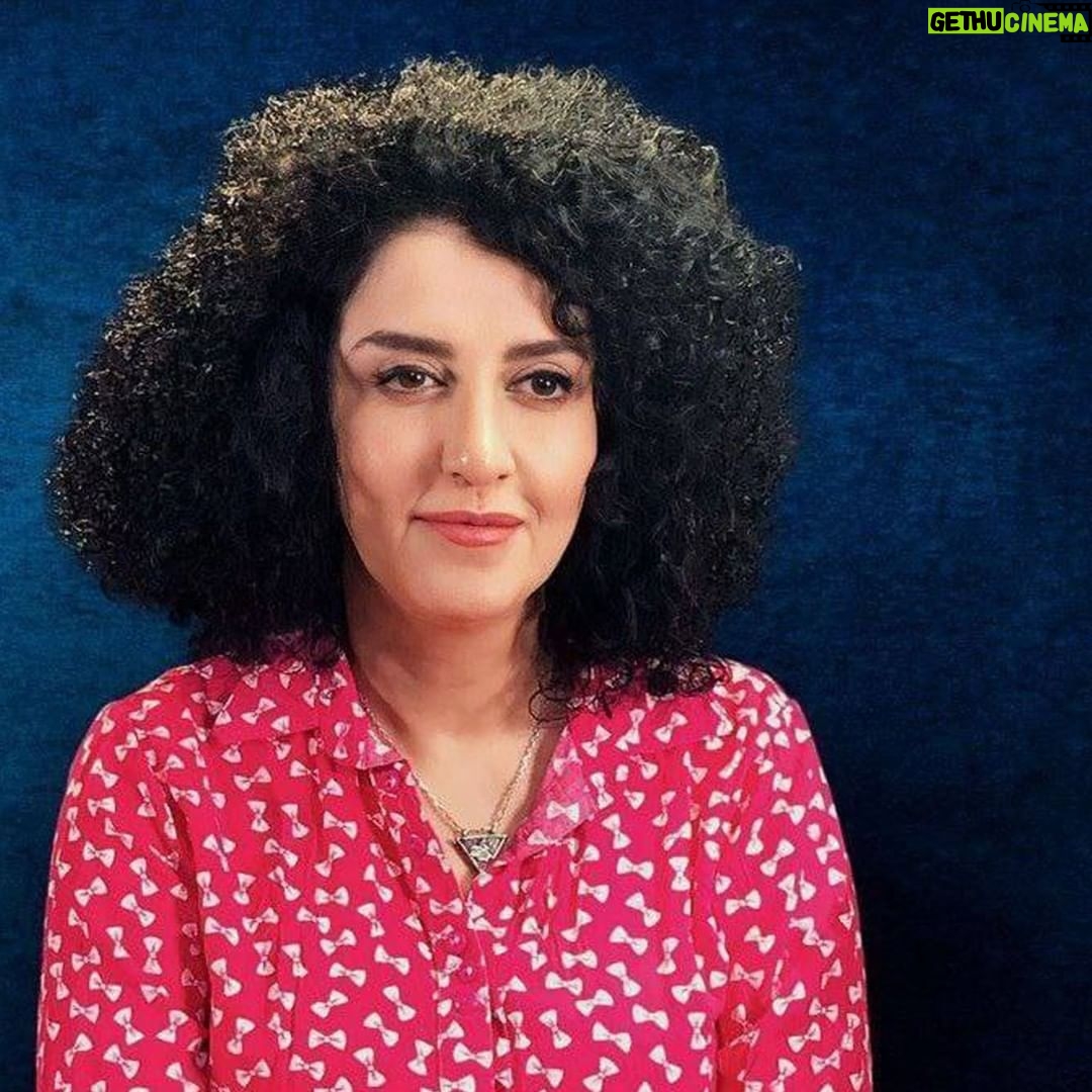 Masih Alinejad Instagram - . در کنفرانس مونیخ امسال نیز با تلاش بسیار موفق شدیم حضور نماینده جمهوری اسلامی را حذف کنیم وحامل این پیام باشیم که انقلاب ایران همچنان زنده است و اگر جهان به ثبات و امنیت فکر میکند باید به مردم ایران بپیوندد برای پایان دادن به جمهوری اسلامی. در این کنفرانس به من به عنوان عضوی از جامعه مدنی و حقوق بشری ایران فرصتی داده شده بود تا از مقاومت خودم بگویم. نام پنل «طغیانگران» بود. در این پنل برنده جایزه صلح نوبل در سال ۲۰۲۱ ماریا رسا، زين مار آونگ، وزیر امور خارجه گروه اپوزوسیون میانمار، سیلویا چیخانوس کایا، از رییس جمهور اپوزیسیون دموکراتیک بلاروس، سخن گفتیم. پنل توسط هیلاری کیلینتون مدیریت شد. در فرصتی که به در اختیارم قرار گرفت گفتم «میخواهم که صدای طغیانگران واقعی ایران باشم. من داستانهای مقاومت شما را شنیدم و آمدهام بگویم که زنان ایرانی قربانی نیستند. قهرمانند. میخواهم داستان این قهرمانان را بگویم» کوثر افتخاری زن شجاعی که بینایی یکی از چشمهایش را در اعتراضات پس از قتل مهسا ژینا امینی از دست داد، همراه من در کنفرانس حضور داشت را صدا کردم. او فقط یکی از هزاران قربانی یک حکومت ظالم است از در دو پنل متفاوت از جایش بلند شد و جمعیت برای او با احترام دست زد. کوثر به رهبران وسیاستمداران در مونیخ گفت «من سند زنده تروریستی بودن سپاه پاسداران جمهوری اسلامی هستم، آمدم تا بگویم سپاهی که حتی نام ایران را با خود ندارد به زنان و مردان شلیک میکند، فقط به جرم اینکه آزادی و دموکراسی میخواهند» در سخنرانیام اشاره کردم که قبل از رسیدن به کنفرانس مونیخ نامهای دریافت کردم از سپیده قلیان، زنی که بیحجاب پس از آزادی جلوی زندان فریاد زد «خامنهای ضحاک میکشیمت زیر خاک». سکوت سنگینی فضای پنل را گرفت. در نامه سپیده قلیان از زندان اوین به کنفرانس مونیخ به این تکه تاکید کردم «انقلابها فراز و فرود دارند، جهان باید از نهادهای دموکراتیک و مدنی ایران دفاع کند. به آمار اعدامها در ایران نگاه کنید، اینها فقط عدد نیستند هر کدام آنها یک زندگی بودند. ما در حال سرکوب بیشتر هستیم چون در حال مقاومت بیشتر هستیم» به اعتصاب زندانیان زن چند وقت پیش دربند زنان اوین اشاره کردم و گفتم آنها اعتصاب غذا کردند که توجه جامعه جهانی را به اعدامها جلب کنند. نام چهار زندانی زن از چهار نظر سیاسی متفاوت را بردم: «گلرخ ایرایی، نرگس محمدی، سپیده قلیان، محبوبه رضایی» در همین پنل عکس ژینا مهسا امینی را بالا بردم و گفتم او را میشناسید؟ ادامه در بخش نظرات ...