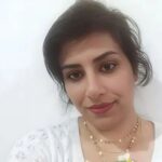 Masih Alinejad Instagram - . در کنفرانس مونیخ امسال نیز با تلاش بسیار موفق شدیم حضور نماینده جمهوری اسلامی را حذف کنیم و‌حامل این پیام باشیم که انقلاب ایران همچنان زنده است و اگر جهان به ثبات و امنیت فکر میکند باید به مردم ایران بپیوندد برای پایان دادن به جمهوری اسلامی. در این کنفرانس به من به عنوان عضوی از جامعه مدنی و حقوق بشری ایران فرصتی داده شده بود تا از مقاومت خودم بگویم. نام پنل «طغیان‌گران» بود. در این پنل برنده جایزه صلح نوبل در سال ۲۰۲۱ ماریا رسا، زين مار آونگ، وزیر امور خارجه گروه اپوزوسیون میانمار، سیلویا چیخانوس کایا، از رییس جمهور اپوزیسیون دموکراتیک بلاروس، سخن گفتیم. پنل توسط هیلاری کیلینتون مدیریت شد. در فرصتی که به در اختیارم قرار گرفت گفتم «می‌خواهم که صدای طغیان‌گران واقعی ایران باشم. من داستان‌های مقاومت شما را شنیدم و آمده‌ام بگویم که زنان ایرانی قربانی نیستند. قهرمانند. می‌خواهم داستان این قهرمانان را بگویم» کوثر افتخاری زن شجاعی که بینایی یکی از چشم‌هایش را در اعتراضات پس از قتل مهسا ژینا امینی از دست داد، همراه من در کنفرانس حضور داشت را صدا کردم. او فقط یکی از هزاران قربانی یک حکومت ظالم است از در دو پنل متفاوت از جایش بلند شد و جمعیت برای او با احترام دست زد. کوثر به رهبران و‌سیاستمداران در مونیخ گفت «من سند زنده تروریستی بودن سپاه پاسداران جمهوری اسلامی هستم، آمدم تا بگویم سپاهی که حتی نام ایران را با خود ندارد به زنان و مردان شلیک می‌کند، فقط به جرم اینکه آزادی و دموکراسی می‌خواهند» در سخنرانی‌ام اشاره کردم که قبل از رسیدن به کنفرانس مونیخ نامه‌ای دریافت کردم از سپیده قلیان، زنی که بی‌حجاب پس از آزادی جلوی زندان فریاد زد «خامنه‌ای ضحاک می‌کشیمت زیر خاک». سکوت سنگینی فضای پنل را گرفت. در نامه سپیده قلیان از زندان اوین به کنفرانس مونیخ به این تکه تاکید کردم «انقلاب‌ها فراز و فرود دارند، جهان باید از نهاد‌های دموکراتیک و مدنی ایران دفاع کند. به آمار اعدام‌ها در ایران نگاه کنید، این‌ها فقط عدد نیستند هر کدام آنها یک زندگی بودند. ما در حال سرکوب بیشتر هستیم چون در حال مقاومت بیشتر هستیم» به اعتصاب زندانیان زن چند وقت پیش دربند زنان اوین اشاره کردم و گفتم آنها اعتصاب غذا کردند که توجه جامعه جهانی را به اعدام‌ها جلب کنند. نام چهار زندانی زن از چهار نظر سیاسی متفاوت را بردم: «گلرخ ایرایی، نرگس محمدی، سپیده قلیان، محبوبه رضایی» در همین پنل عکس ژینا مهسا امینی را بالا بردم و گفتم او را می‌شناسید؟ ادامه در بخش نظرات ...