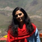 Masih Alinejad Instagram - . در کنفرانس مونیخ امسال نیز با تلاش بسیار موفق شدیم حضور نماینده جمهوری اسلامی را حذف کنیم و‌حامل این پیام باشیم که انقلاب ایران همچنان زنده است و اگر جهان به ثبات و امنیت فکر میکند باید به مردم ایران بپیوندد برای پایان دادن به جمهوری اسلامی. در این کنفرانس به من به عنوان عضوی از جامعه مدنی و حقوق بشری ایران فرصتی داده شده بود تا از مقاومت خودم بگویم. نام پنل «طغیان‌گران» بود. در این پنل برنده جایزه صلح نوبل در سال ۲۰۲۱ ماریا رسا، زين مار آونگ، وزیر امور خارجه گروه اپوزوسیون میانمار، سیلویا چیخانوس کایا، از رییس جمهور اپوزیسیون دموکراتیک بلاروس، سخن گفتیم. پنل توسط هیلاری کیلینتون مدیریت شد. در فرصتی که به در اختیارم قرار گرفت گفتم «می‌خواهم که صدای طغیان‌گران واقعی ایران باشم. من داستان‌های مقاومت شما را شنیدم و آمده‌ام بگویم که زنان ایرانی قربانی نیستند. قهرمانند. می‌خواهم داستان این قهرمانان را بگویم» کوثر افتخاری زن شجاعی که بینایی یکی از چشم‌هایش را در اعتراضات پس از قتل مهسا ژینا امینی از دست داد، همراه من در کنفرانس حضور داشت را صدا کردم. او فقط یکی از هزاران قربانی یک حکومت ظالم است از در دو پنل متفاوت از جایش بلند شد و جمعیت برای او با احترام دست زد. کوثر به رهبران و‌سیاستمداران در مونیخ گفت «من سند زنده تروریستی بودن سپاه پاسداران جمهوری اسلامی هستم، آمدم تا بگویم سپاهی که حتی نام ایران را با خود ندارد به زنان و مردان شلیک می‌کند، فقط به جرم اینکه آزادی و دموکراسی می‌خواهند» در سخنرانی‌ام اشاره کردم که قبل از رسیدن به کنفرانس مونیخ نامه‌ای دریافت کردم از سپیده قلیان، زنی که بی‌حجاب پس از آزادی جلوی زندان فریاد زد «خامنه‌ای ضحاک می‌کشیمت زیر خاک». سکوت سنگینی فضای پنل را گرفت. در نامه سپیده قلیان از زندان اوین به کنفرانس مونیخ به این تکه تاکید کردم «انقلاب‌ها فراز و فرود دارند، جهان باید از نهاد‌های دموکراتیک و مدنی ایران دفاع کند. به آمار اعدام‌ها در ایران نگاه کنید، این‌ها فقط عدد نیستند هر کدام آنها یک زندگی بودند. ما در حال سرکوب بیشتر هستیم چون در حال مقاومت بیشتر هستیم» به اعتصاب زندانیان زن چند وقت پیش دربند زنان اوین اشاره کردم و گفتم آنها اعتصاب غذا کردند که توجه جامعه جهانی را به اعدام‌ها جلب کنند. نام چهار زندانی زن از چهار نظر سیاسی متفاوت را بردم: «گلرخ ایرایی، نرگس محمدی، سپیده قلیان، محبوبه رضایی» در همین پنل عکس ژینا مهسا امینی را بالا بردم و گفتم او را می‌شناسید؟ ادامه در بخش نظرات ...