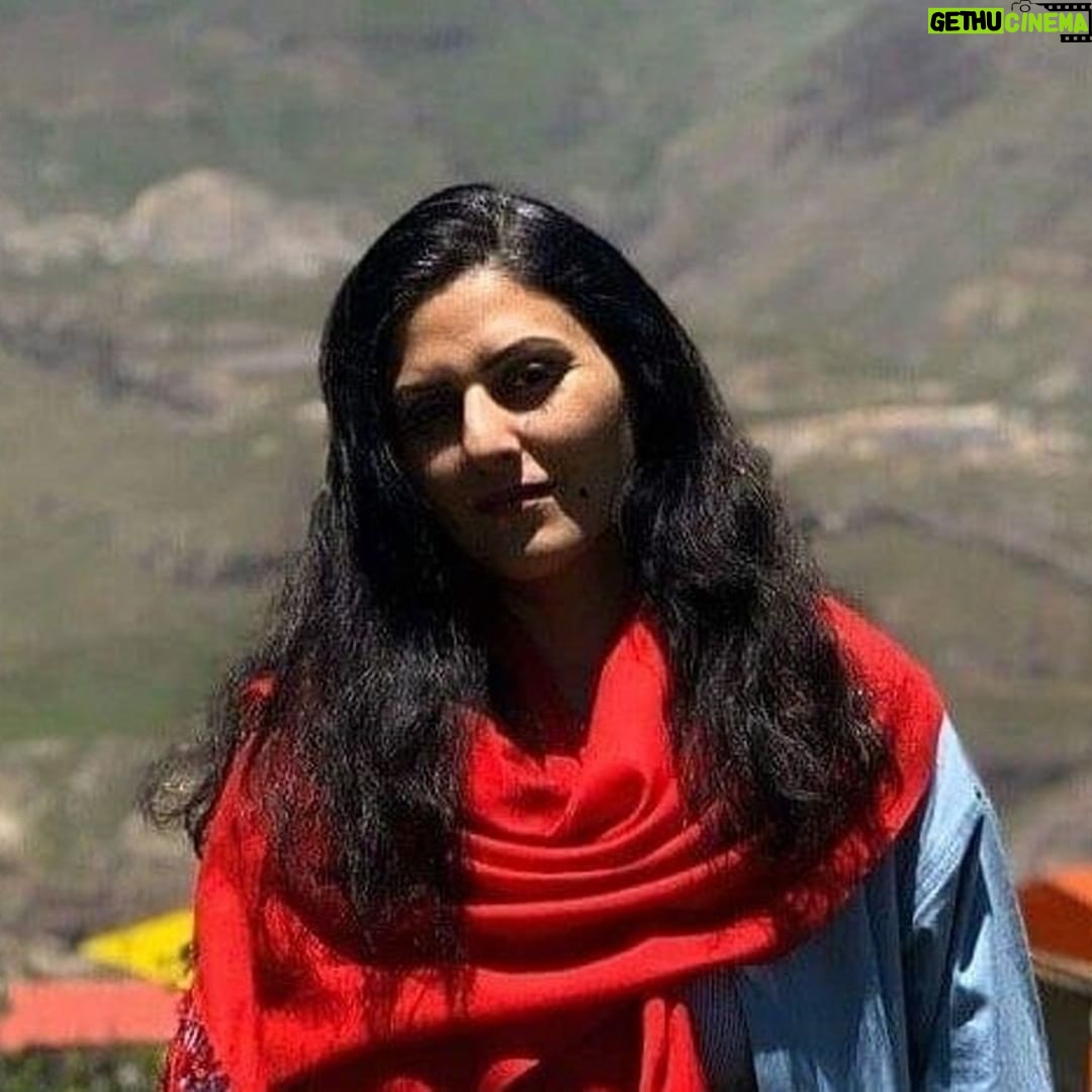 Masih Alinejad Instagram - . در کنفرانس مونیخ امسال نیز با تلاش بسیار موفق شدیم حضور نماینده جمهوری اسلامی را حذف کنیم وحامل این پیام باشیم که انقلاب ایران همچنان زنده است و اگر جهان به ثبات و امنیت فکر میکند باید به مردم ایران بپیوندد برای پایان دادن به جمهوری اسلامی. در این کنفرانس به من به عنوان عضوی از جامعه مدنی و حقوق بشری ایران فرصتی داده شده بود تا از مقاومت خودم بگویم. نام پنل «طغیانگران» بود. در این پنل برنده جایزه صلح نوبل در سال ۲۰۲۱ ماریا رسا، زين مار آونگ، وزیر امور خارجه گروه اپوزوسیون میانمار، سیلویا چیخانوس کایا، از رییس جمهور اپوزیسیون دموکراتیک بلاروس، سخن گفتیم. پنل توسط هیلاری کیلینتون مدیریت شد. در فرصتی که به در اختیارم قرار گرفت گفتم «میخواهم که صدای طغیانگران واقعی ایران باشم. من داستانهای مقاومت شما را شنیدم و آمدهام بگویم که زنان ایرانی قربانی نیستند. قهرمانند. میخواهم داستان این قهرمانان را بگویم» کوثر افتخاری زن شجاعی که بینایی یکی از چشمهایش را در اعتراضات پس از قتل مهسا ژینا امینی از دست داد، همراه من در کنفرانس حضور داشت را صدا کردم. او فقط یکی از هزاران قربانی یک حکومت ظالم است از در دو پنل متفاوت از جایش بلند شد و جمعیت برای او با احترام دست زد. کوثر به رهبران وسیاستمداران در مونیخ گفت «من سند زنده تروریستی بودن سپاه پاسداران جمهوری اسلامی هستم، آمدم تا بگویم سپاهی که حتی نام ایران را با خود ندارد به زنان و مردان شلیک میکند، فقط به جرم اینکه آزادی و دموکراسی میخواهند» در سخنرانیام اشاره کردم که قبل از رسیدن به کنفرانس مونیخ نامهای دریافت کردم از سپیده قلیان، زنی که بیحجاب پس از آزادی جلوی زندان فریاد زد «خامنهای ضحاک میکشیمت زیر خاک». سکوت سنگینی فضای پنل را گرفت. در نامه سپیده قلیان از زندان اوین به کنفرانس مونیخ به این تکه تاکید کردم «انقلابها فراز و فرود دارند، جهان باید از نهادهای دموکراتیک و مدنی ایران دفاع کند. به آمار اعدامها در ایران نگاه کنید، اینها فقط عدد نیستند هر کدام آنها یک زندگی بودند. ما در حال سرکوب بیشتر هستیم چون در حال مقاومت بیشتر هستیم» به اعتصاب زندانیان زن چند وقت پیش دربند زنان اوین اشاره کردم و گفتم آنها اعتصاب غذا کردند که توجه جامعه جهانی را به اعدامها جلب کنند. نام چهار زندانی زن از چهار نظر سیاسی متفاوت را بردم: «گلرخ ایرایی، نرگس محمدی، سپیده قلیان، محبوبه رضایی» در همین پنل عکس ژینا مهسا امینی را بالا بردم و گفتم او را میشناسید؟ ادامه در بخش نظرات ...