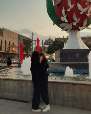 Masih Alinejad Instagram - و‌ عشق را از پستوی خانه بیرون باید کشید….تلاش کنیم در سرزمینی که تماشای اعدام در ملا عام را تشویق و تبلیغ میکنند اما عشق‌بازی و بوسیدن در ملا عام را عمل «منافی عفت» می‌خوانند، هرگز شبیه به جمهوری اسلامی نشویم و خواسته یا ناخواسته، عاشقانه‌های یک ملت زخمی و‌ خسته را تحقیر نکنیم.
‌تماشای برنامه این هفته تبلت را فرداشب از دست ندهیم. در ستایش عشق در حکومتی که عاشق‌ترین عاشقان را گردن می‌زند. 
#ولنتاین شما هم پر از عشق و آغوش و‌ بوسه و مهربانی.