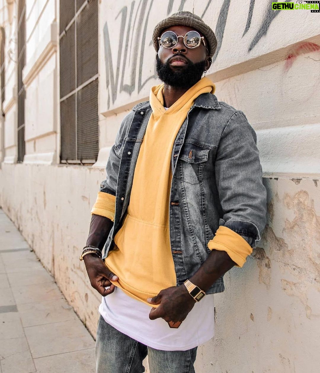 Massengo Júnior Instagram - Nas horas difíceis, jamais baixe a cabeça, porque a solução para o problema não está no chão, mas sim na sua determinação.🤟🏾