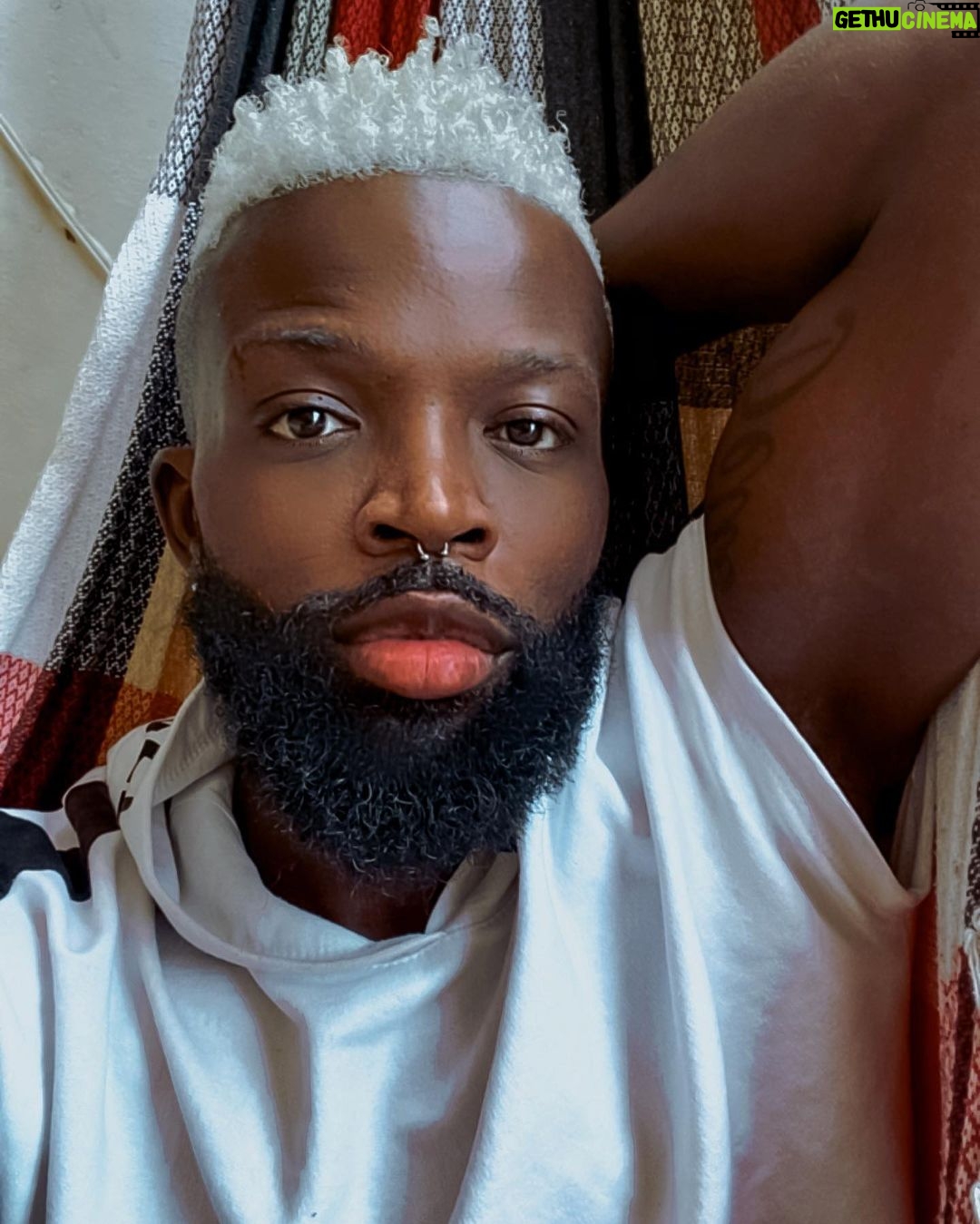 Massengo Júnior Instagram - Só há duas maneiras de viver a vida: a primeira é vivê-la como se os milagres não existissem. A segunda é vivê-la como se tudo fosse um milagre.🤟🏾🔥