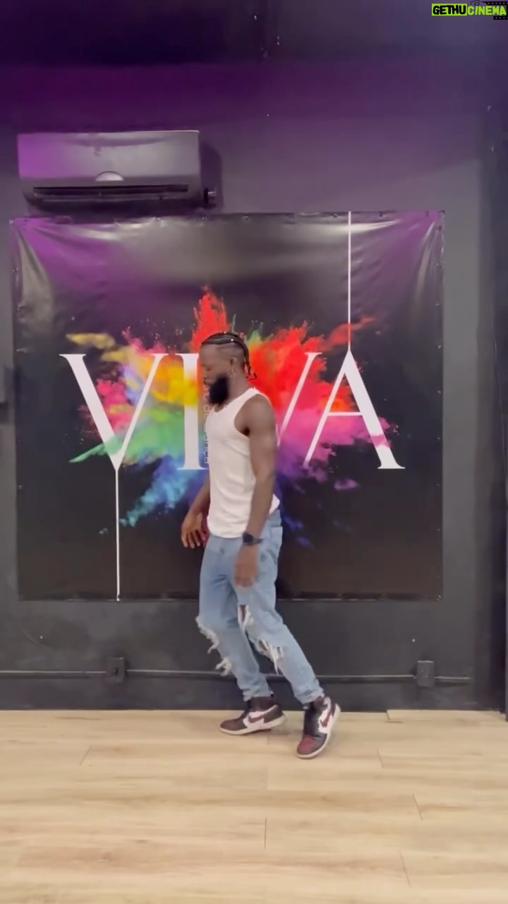 Massengo Júnior Instagram - Não é passinho de favela mas é o meu passinho 🕺🏽😛