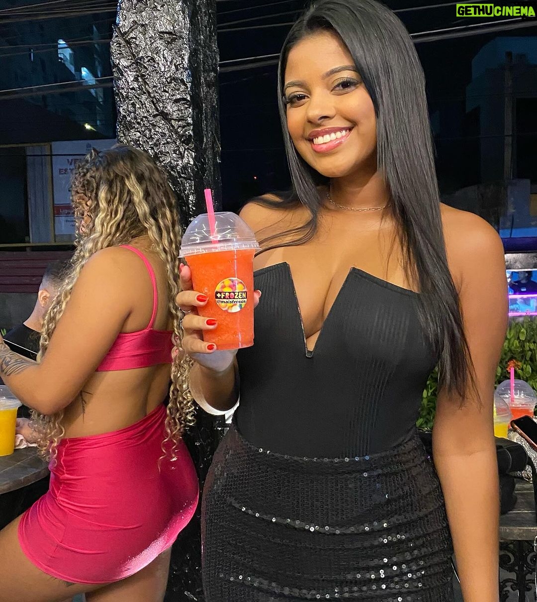 Massengo Júnior Instagram - Não é por nada não, mas eu faço a bebida mais saborosa e refrescante, sério vocês precisam provar o meu @maisfrozen 🍹🥤😍❤️
