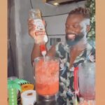 Massengo Júnior Instagram - Uma das coisas que mais admiro em mim é que eu sou correria total desde mlk , comigo não tem tempo ruim. Vocês vão me ver em clipes , reality, campanha , mas tb vão me ver trabalhando com publico se preciso for . Dinheiro só é lindo quando é limpo e de suor. Nunca gostei de nada fácil ou de depender dos outros . @maisfrozen é uma parada minha que eu acredito muito , de todos os trabalhos que eu faço é um dos que mais gosto de fazer . São 3 anos nesse corre, quando a parada estava caminhando veio a pandemia que ferrou tudo , desanimei assim como qualquer pessoa , o tempo ruim passou e sigo na correria fazendo essa bebida saborosa e refrescante que ninguém resiste kkk Ahhh, se vc ainda não provou é só colocar lá no @beachclubprainha que todo domingo to lá . Pra você que quer levar essa bebida pro seu aniversário é só chamar no direct da @maisfrozen para maiores informações 🫶🏾❤️🍹 A parte engraçada de trabalhar com Frozen é que tem sempre alguém que me segue ou que me viu em algum trabalho, clipes , Fotos e tals chega e fala tu parecer com o Massengo ou quando falam meu nome errado kkk Menssenger , Masego kkk