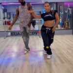 Massengo Júnior Instagram - Brigas demais @ludmilla @delacruzoriginal @gaab 🤯 Já estava com saudades do meu lugarzinho favorito hahaha, quem aí gosta de me ver dançando por aqui? Dc: @massengojunior