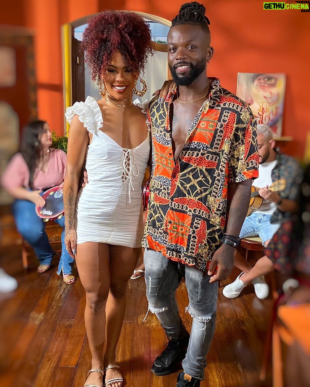 Massengo Júnior Instagram - Fechando o ano com esse trabalho incrível, clipe novo da @marvvila ❤️ Aguardem que o clipe tá lindo 🎬🎥🕺🏽 Foi um prazer te conhecer e trabalhar com a pessoa incrível que vc é 🤜🏾🤛🏾🙅🏾♂️♥️ tmj