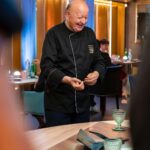 Massimo Boldi Instagram - Eccomi ancora una volta nei panni di chef per una divertente sfida in famiglia! 🍳@borgheseale e i giudici di #celebritychef decreteranno quali saranno i piatti meglio riusciti tra me e mia figlia @manuelaboldiofficial !👨🏼‍🍳👩🏻‍🍳 Ci vediamo stasera alle 19,10 su @tv8it 😄 🧅 Alessandro Borghese - Il Lusso della Semplicità