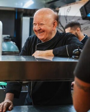 Massimo Boldi Instagram - Di nuovo in cucina,di nuovo ai fornelli.....secondo voi dove cucinerò domani??👨‍🍳🍳🧅 #chefmassimo #soncontrarioallapentolaapressione 😄