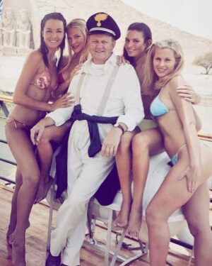Massimo Boldi Instagram - Chi ricorda questo film …?!? 
Fatemelo sapere nei commenti cipollini…

#film #commedia #commediallitaliana #cinepanettone