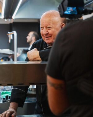 Massimo Boldi Instagram - Di nuovo in cucina,di nuovo ai fornelli.....secondo voi dove cucinerò domani??👨‍🍳🍳🧅 #chefmassimo #soncontrarioallapentolaapressione 😄