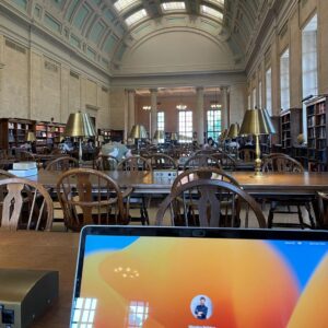 Massimo Polidoro Instagram - La bellissima biblioteca Widener, dove passerò molte delle prossime giornate, è stata voluta dalla madre di Harry Widener, bibliofilo, morto sul “Titanic” nel 1912. Nelle sue volontà c’era il desiderio di lasciare la sua collezione di libri, famosa all’epoca, all’Università di Harvard. Il sostegno economico della madre di Widener ha fatto sì che fosse eretto, in sua memoria, questo monumentale edificio dedicato ai libri e alla cultura. #widenerlibrary #harrywidener #titanic #libraries #biblioteche #harvard