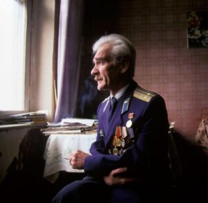 Massimo Polidoro Instagram - Durante gli anni della Guerra Fredda, il mondo ha rischiato di finire distrutto sotto una pioggia di missili nucleari lanciati dalle due superpotenze che si fronteggiavano, gli Stati Uniti e l’Unione Sovietica. Ma c’è un episodio, risalente al 1983, che pochi conoscono e nel quale fu solo grazie alla casualità, e all’intraprendenza di un oscuro militare dell’Armata Rossa, se il pianeta non si trovò a soccombere all’apocalisse nucleare.  ASCOLTA "Ai confini"