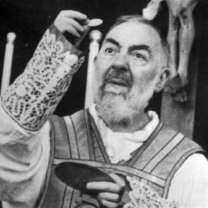 Massimo Polidoro Instagram - Chi è stato veramente Padre Pio da Pietrelcina? La sua figura attraversa tutto il ‘900, fino alla santità voluta da papa Giovanni Paolo II, e attira su di sé non solo la venerazione dei credenti per i suoi presunti miracoli e il suo potere taumaturgico, ma anche l’attenzione di medici e di molti esponenti ecclesiastici che lo ritenevano un ciarlatano. Ma chi è stato davvero Padre pio e come entrano prodigi, misteri e politica nella vita di un frate? Era realmente capace di produrre miracoli o la sua storia ha più ombre che luci? ASCOLTA "Ai confini"