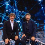 Massimo Polidoro Instagram - Questa sera, alle 21.15 su Raiuno, inizia il nuovo viaggio di “Noos” e sono felice di farne parte. Il fatto che Alberto Angela abbia raccolto il testimone di Piero e, con le straordinarie redazioni che accompagnano lui e hanno accompagnato Piero Angela, intraprenda questa nuova avventura è una bella notizia. Anch’io proseguirò con Alberto il percorso iniziato con Piero tanti anni fa e continuerò a occuparmi di psicologia dell’insolito e di #fakenews, cominciando proprio questa sera con le immagini “fake” create grazie all’Intelligenza artificiale. In questa prima puntata ci sarà anche un doveroso omaggio a Margherita Hack, che ci ha lasciato proprio il 29 giugno di 10 anni fa. E poi, ciliegina sulla torta, visto che il programma metterà l’accento anche sull’avventura, un ospite straordinario: Harrison Ford che, grazie alla figura di Indiana Jones, ha ispirato generazioni di archeologi. Davvero pensate di potervelo perdere? Saranno due ore piene di sorprese, con alcuni dei più importanti nomi della ricerca, della divulgazione e dello storytelling. Non mancate! @albertoangelarai1 @rai1official #noos #albertoangela #pieroangela #massimopolidoro #margheritahack #harrisonford #indianajones #scienza #divulgazione #superquark
