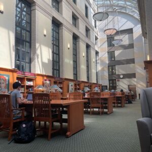 Massimo Polidoro Instagram - La bellissima biblioteca Widener, dove passerò molte delle prossime giornate, è stata voluta dalla madre di Harry Widener, bibliofilo, morto sul “Titanic” nel 1912. Nelle sue volontà c’era il desiderio di lasciare la sua collezione di libri, famosa all’epoca, all’Università di Harvard. Il sostegno economico della madre di Widener ha fatto sì che fosse eretto, in sua memoria, questo monumentale edificio dedicato ai libri e alla cultura. #widenerlibrary #harrywidener #titanic #libraries #biblioteche #harvard