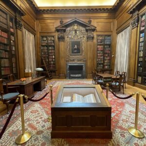 Massimo Polidoro Instagram - La bellissima biblioteca Widener, dove passerò molte delle prossime giornate, è stata voluta dalla madre di Harry Widener, bibliofilo, morto sul “Titanic” nel 1912. Nelle sue volontà c’era il desiderio di lasciare la sua collezione di libri, famosa all’epoca, all’Università di Harvard. Il sostegno economico della madre di Widener ha fatto sì che fosse eretto, in sua memoria, questo monumentale edificio dedicato ai libri e alla cultura. #widenerlibrary #harrywidener #titanic #libraries #biblioteche #harvard