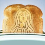 Massimo Polidoro Instagram - Il volto della Madonna compare su un toast: è un miracolo? Facce misteriose che compaiono su oggetti, cibi, muri, a volte riferite a santi, mistici del passato o a figure sacre come Gesù o la Madonna stessa, rappresentano reali prodigi soprannaturali o potrebbero avere spiegazioni diverse? Ascolta il mio podcast "Ai confini", su tutte le piattaforme.
