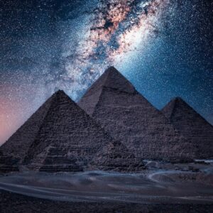 Massimo Polidoro Instagram - La Grande Piramide di Giza è uno dei monumenti dell’antichità che più solleticano la fantasia dei cercatori di misteri. Chi l’ha costruita? Come ha fatto? Come è possibile la sua precisione matematica? Che cosa si nasconde veramente al suo interno? Domande, interrogativi ed enigmi sui quali ci si interroga ormai da millenni. Ma, per almeno alcuni di questi, le risposte forse ci sono e sono straordinariamente intriganti. Ascolta il mio podcast "Ai confini", su tutte le piattaforme