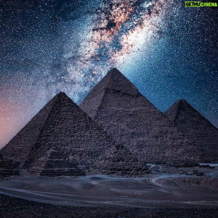 Massimo Polidoro Instagram - La Grande Piramide di Giza è uno dei monumenti dell’antichità che più solleticano la fantasia dei cercatori di misteri. Chi l’ha costruita? Come ha fatto? Come è possibile la sua precisione matematica? Che cosa si nasconde veramente al suo interno? Domande, interrogativi ed enigmi sui quali ci si interroga ormai da millenni. Ma, per almeno alcuni di questi, le risposte forse ci sono e sono straordinariamente intriganti. Ascolta il mio podcast "Ai confini", su tutte le piattaforme