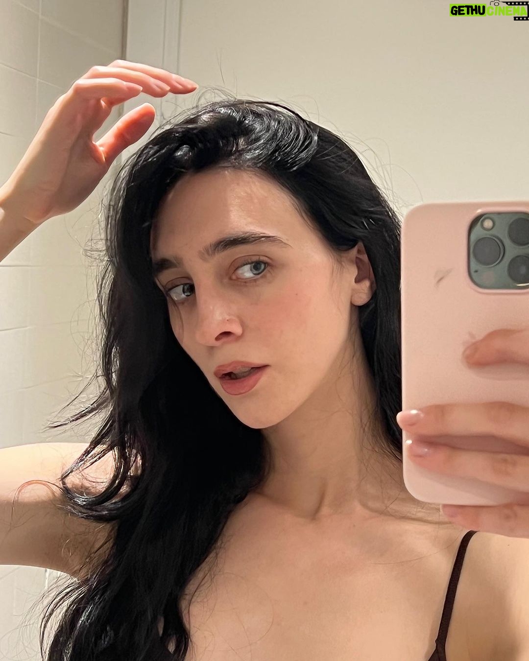 Matilda Morri Instagram - Mi limiterò a fare commenti sul tempo tipo “sta per iniziare la stagione migliore dell’anno” perché ho visto che questo tipo di descrizioni sotto ai post va forte tra le influencer Ah e con “stagione migliore dell’anno” intendo l’autunno, ovviamente Milan, Italy