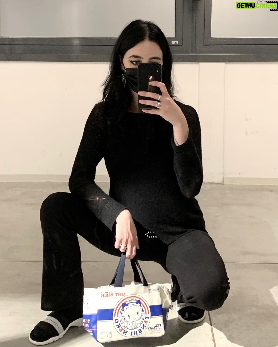 Matilda Morri Instagram - Mi limiterò a fare commenti sul tempo tipo “sta per iniziare la stagione migliore dell’anno” perché ho visto che questo tipo di descrizioni sotto ai post va forte tra le influencer Ah e con “stagione migliore dell’anno” intendo l’autunno, ovviamente Milan, Italy