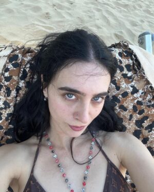 Matilda Morri Instagram - Porto il rosario con i dadi perché la preghiera è un po’ come una scommessa: ogni tanto ne tiro uno e dico “dai…se esce 7, recito tutto il Padre Nostro”