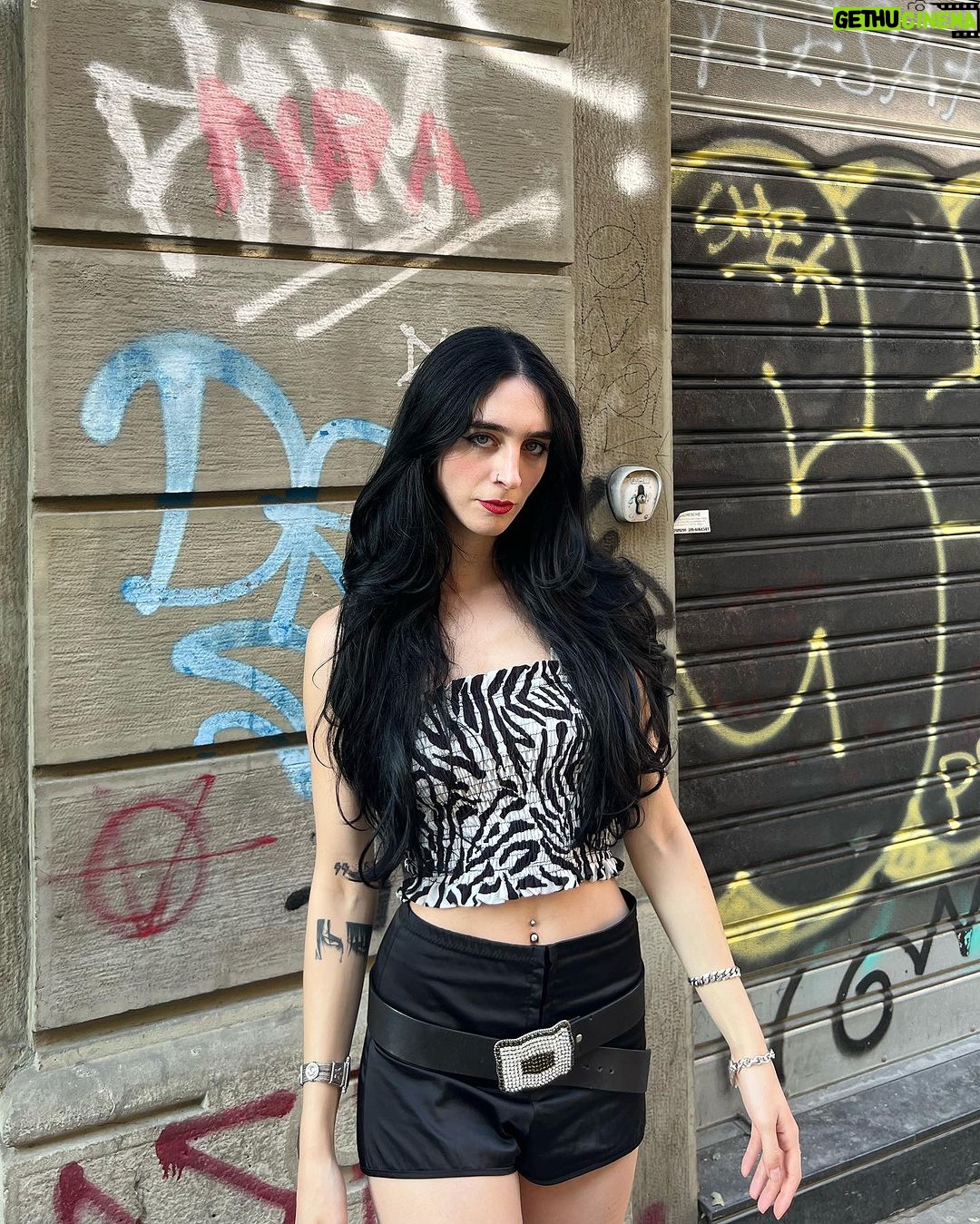 Matilda Morri Instagram - Weekend tra Pu$$y dei Rammstein, Animal Crossing e Christopher Nolan. Dirige l’orchestra il maestro Yngwie Malmsteen 🎸