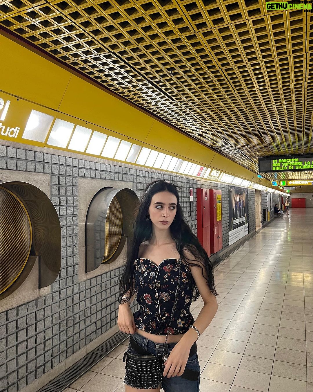 Matilda Morri Instagram - Weekend tra Pu$$y dei Rammstein, Animal Crossing e Christopher Nolan. Dirige l’orchestra il maestro Yngwie Malmsteen 🎸