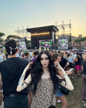 Matilda Morri Instagram - Se a 17 anni mi avessero detto che nel 2023 avrei visto i Mötley Crüe e i Guns N’ Roses a distanza di 1 settimana.. beh onestamente ci avrei creduto perché è proprio una cosa da me 💁‍♀️