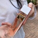 Matilda Morri Instagram - Ho fatto un giro alla festa dei fiori e ho indossato Sencha di @weltonlondon È un profumo a base di menta e Tè verde: fresco, verde e io lo sento anche piuttosto romantico. Ha un’eleganza molto in stile giapponese, perfetto da indossare all’alba di primavera, anche in due, in coppia intendo proprio. La menta con il tè verde è una scelta perfetta per chi vuole rimanere alternativo ma alleggerirsi con l’arrivo della bella stagione. In soldoni: se sei em0 ma vuoi un profumo che sa di pulito: questo qui * * (No ad)