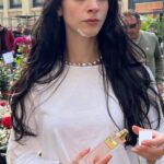 Matilda Morri Instagram - Ho fatto un giro alla festa dei fiori e ho indossato Sencha di @weltonlondon È un profumo a base di menta e Tè verde: fresco, verde e io lo sento anche piuttosto romantico. Ha un’eleganza molto in stile giapponese, perfetto da indossare all’alba di primavera, anche in due, in coppia intendo proprio. La menta con il tè verde è una scelta perfetta per chi vuole rimanere alternativo ma alleggerirsi con l’arrivo della bella stagione. In soldoni: se sei em0 ma vuoi un profumo che sa di pulito: questo qui * * (No ad)