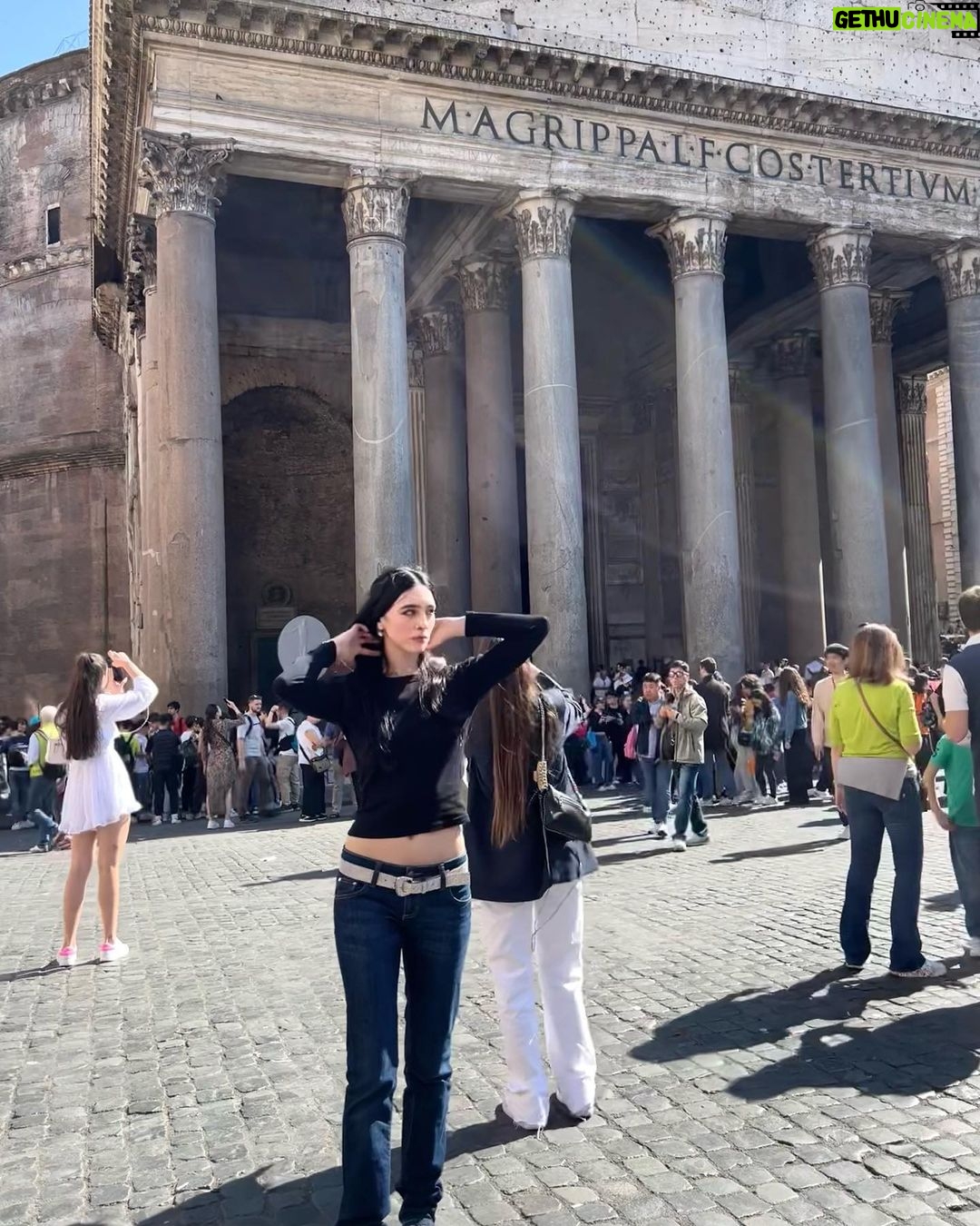 Matilda Morri Instagram - La differenza tra me e Giulio Cesare è che io Imperatrice lo sono davvero. Lui invece no Roma