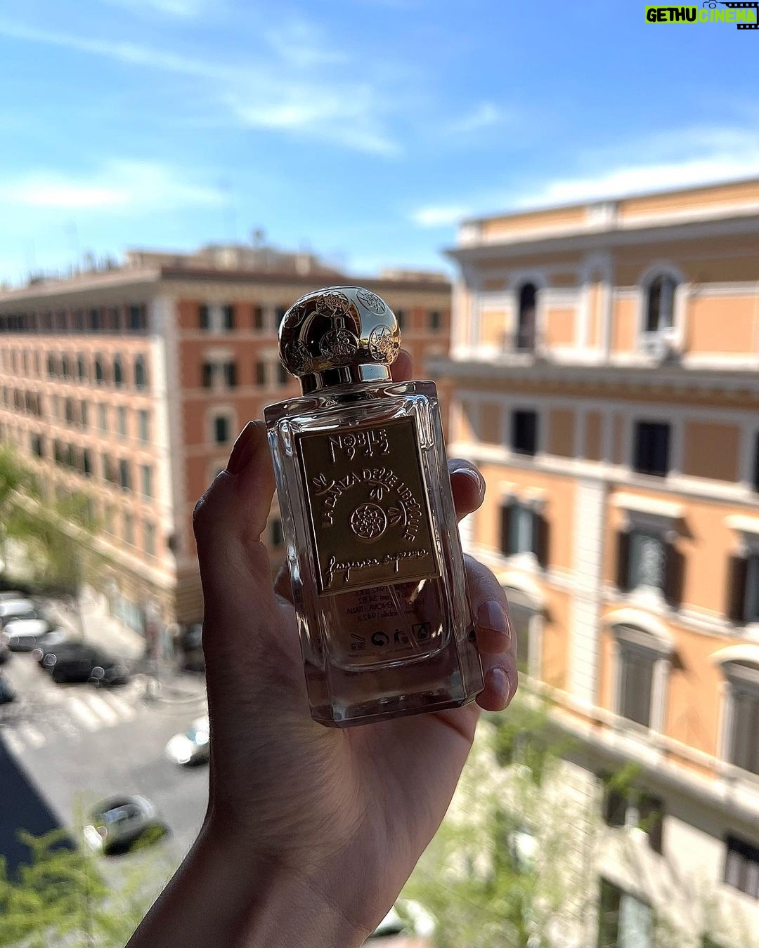 Matilda Morri Instagram - La differenza tra me e Giulio Cesare è che io Imperatrice lo sono davvero. Lui invece no Roma