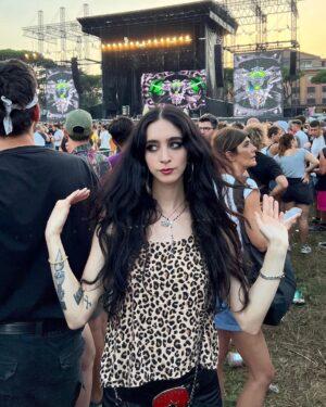Matilda Morri Instagram - Se a 17 anni mi avessero detto che nel 2023 avrei visto i Mötley Crüe e i Guns N’ Roses a distanza di 1 settimana.. beh onestamente ci avrei creduto perché è proprio una cosa da me 💁‍♀️
