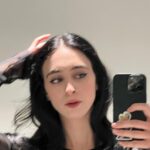 Matilda Morri Instagram - Da Givenchy ho avuto modo di vedere anche una bottiglia originale dell’Interdit. Il primo prototipo del profumo nacque nel 1957, quando Hubert de Givenchy creó la fragranza per l’attrice e amica Audrey Hepburn. Dal momento in cui l’attrice lo ricevette in regalo non se ne separó mai, e rese quella composizione fatta di contrasti il suo tratto distintivo. Un giorno, Audrey dimenticó un fazzoletto impregnato della fragranza in negozio, e il profumo cominció ad attirare l’attenzione di diverse clienti. Il profumiere chiese quindi ad Audrey il permesso di poter mettere in vendita la fragranza a lei dedicata, ma l’attrice rispose “Je vous l’interdis!”, ovvero, “te lo proibisco!”. La fragranza rimase quindi secretata per anni, acquistando ancora più fascino e mistero per il fatto di non poter essere venduta. Il profumo fu messo in vendita solo dopo la morte dell’attrice, e comunque non nella sua formulazione originale, proprio per non mancare alle promesse fatte alla Hepburn. LVMH