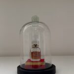 Matilda Morri Instagram - Da Givenchy ho avuto modo di vedere anche una bottiglia originale dell’Interdit. Il primo prototipo del profumo nacque nel 1957, quando Hubert de Givenchy creó la fragranza per l’attrice e amica Audrey Hepburn. Dal momento in cui l’attrice lo ricevette in regalo non se ne separó mai, e rese quella composizione fatta di contrasti il suo tratto distintivo. Un giorno, Audrey dimenticó un fazzoletto impregnato della fragranza in negozio, e il profumo cominció ad attirare l’attenzione di diverse clienti. Il profumiere chiese quindi ad Audrey il permesso di poter mettere in vendita la fragranza a lei dedicata, ma l’attrice rispose “Je vous l’interdis!”, ovvero, “te lo proibisco!”. La fragranza rimase quindi secretata per anni, acquistando ancora più fascino e mistero per il fatto di non poter essere venduta. Il profumo fu messo in vendita solo dopo la morte dell’attrice, e comunque non nella sua formulazione originale, proprio per non mancare alle promesse fatte alla Hepburn. LVMH