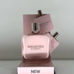 Matilda Morri Instagram - Da Givenchy ho avuto modo di vedere anche una bottiglia originale dell’Interdit. Il primo prototipo del profumo nacque nel 1957, quando Hubert de Givenchy creó la fragranza per l’attrice e amica Audrey Hepburn. Dal momento in cui l’attrice lo ricevette in regalo non se ne separó mai, e rese quella composizione fatta di contrasti il suo tratto distintivo. Un giorno, Audrey dimenticó un fazzoletto impregnato della fragranza in negozio, e il profumo cominció ad attirare l’attenzione di diverse clienti. Il profumiere chiese quindi ad Audrey il permesso di poter mettere in vendita la fragranza a lei dedicata, ma l’attrice rispose “Je vous l’interdis!”, ovvero, “te lo proibisco!”. La fragranza rimase quindi secretata per anni, acquistando ancora più fascino e mistero per il fatto di non poter essere venduta. Il profumo fu messo in vendita solo dopo la morte dell’attrice, e comunque non nella sua formulazione originale, proprio per non mancare alle promesse fatte alla Hepburn. LVMH