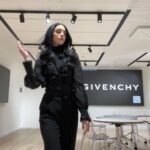 Matilda Morri Instagram - Da Givenchy ho avuto modo di vedere anche una bottiglia originale dell’Interdit. Il primo prototipo del profumo nacque nel 1957, quando Hubert de Givenchy creó la fragranza per l’attrice e amica Audrey Hepburn. Dal momento in cui l’attrice lo ricevette in regalo non se ne separó mai, e rese quella composizione fatta di contrasti il suo tratto distintivo. Un giorno, Audrey dimenticó un fazzoletto impregnato della fragranza in negozio, e il profumo cominció ad attirare l’attenzione di diverse clienti. Il profumiere chiese quindi ad Audrey il permesso di poter mettere in vendita la fragranza a lei dedicata, ma l’attrice rispose “Je vous l’interdis!”, ovvero, “te lo proibisco!”. La fragranza rimase quindi secretata per anni, acquistando ancora più fascino e mistero per il fatto di non poter essere venduta. Il profumo fu messo in vendita solo dopo la morte dell’attrice, e comunque non nella sua formulazione originale, proprio per non mancare alle promesse fatte alla Hepburn. LVMH