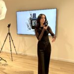 Matilda Morri Instagram - Da Givenchy ho avuto modo di vedere anche una bottiglia originale dell’Interdit. Il primo prototipo del profumo nacque nel 1957, quando Hubert de Givenchy creó la fragranza per l’attrice e amica Audrey Hepburn. Dal momento in cui l’attrice lo ricevette in regalo non se ne separó mai, e rese quella composizione fatta di contrasti il suo tratto distintivo. Un giorno, Audrey dimenticó un fazzoletto impregnato della fragranza in negozio, e il profumo cominció ad attirare l’attenzione di diverse clienti. Il profumiere chiese quindi ad Audrey il permesso di poter mettere in vendita la fragranza a lei dedicata, ma l’attrice rispose “Je vous l’interdis!”, ovvero, “te lo proibisco!”. La fragranza rimase quindi secretata per anni, acquistando ancora più fascino e mistero per il fatto di non poter essere venduta. Il profumo fu messo in vendita solo dopo la morte dell’attrice, e comunque non nella sua formulazione originale, proprio per non mancare alle promesse fatte alla Hepburn. LVMH